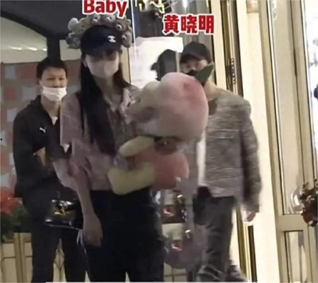 狗仔最新爆料明星孩子,明星萌娃成长记，萌态百出引网友热议