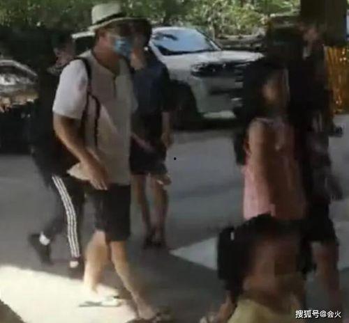 小女孩最新皮肤爆料视频,小女孩惊艳亮相，细节解析带你领略独特魅力